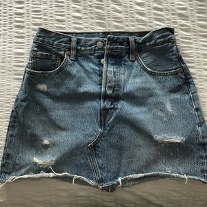 Levi’s denim mini skirt. Size 26.